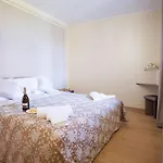 Sanny-grande B Sleeps 8 With Pool By Italian Apartman
