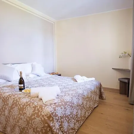 Sanny-grande B Sleeps 8 With Pool By Italian Apartment