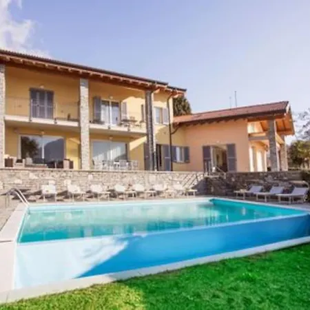 Sanny-grande B Sleeps 8 With Pool By Italian アパート *