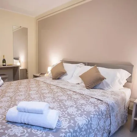 アパート Sanny-grande B Sleeps 8 With Pool By Italian