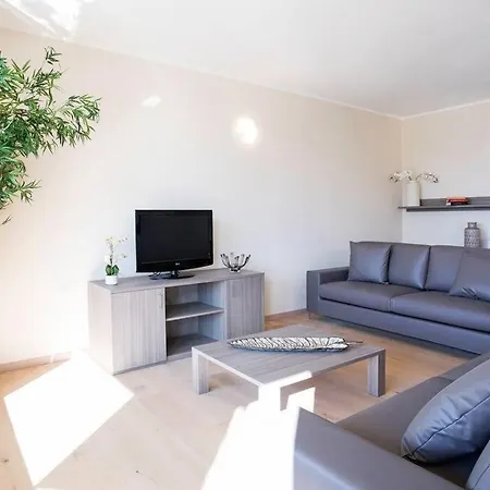 Sanny-grande B Sleeps 8 With Pool By Italian Apartment Ossuccio