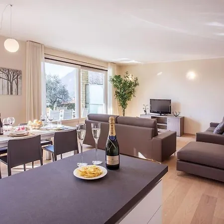 Sanny-grande B Sleeps 8 With Pool By Italian Apartment Ossuccio