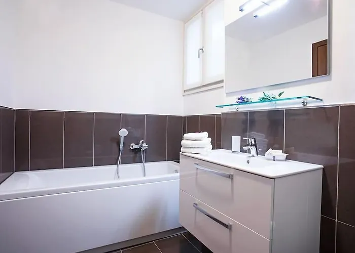 Sanny-grande B Sleeps 8 With Pool By Italian 아파트 *